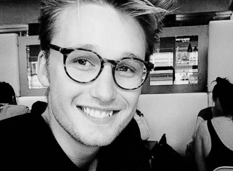 20-årige Louis P. Larsen er glad for, at han stod frem og fortalte om dårlig behandling på jobbet. 