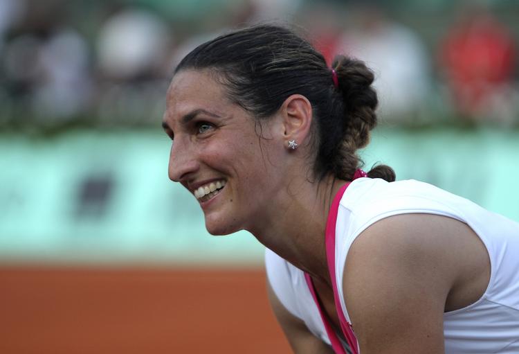 Yndling. Det franske publikum har før båret Virginie Razzano til store sejre i Paris. Sidste år slog hun Serena Williams i 1. runde. 