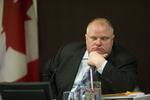 Skandaleramt. Borgmester Rob Ford benægter offentligt, at belastende video eksisterer. Men uden for referat er forklaringen en anden, skriver Toronto Star. 