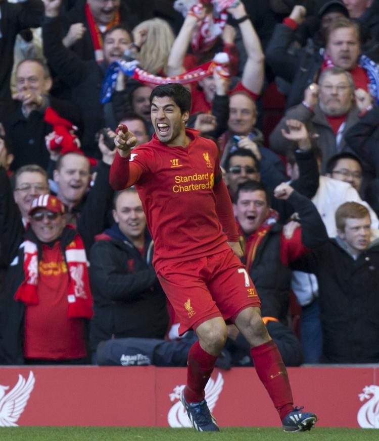 klubskifte. Liverpools Luis Suarez har været både en velsignelse og en forbandelse for klubben. Nu er angriberen ved at være kørt træt i pressens interesse for andet end blot hans fodboldspil i England. 