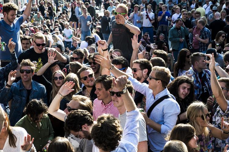 Massekommunikation. Hundredtusinder deltager i disse dage i Distortions gadefester, og politiet er massivt til stede både på gaderne og via twitter. 