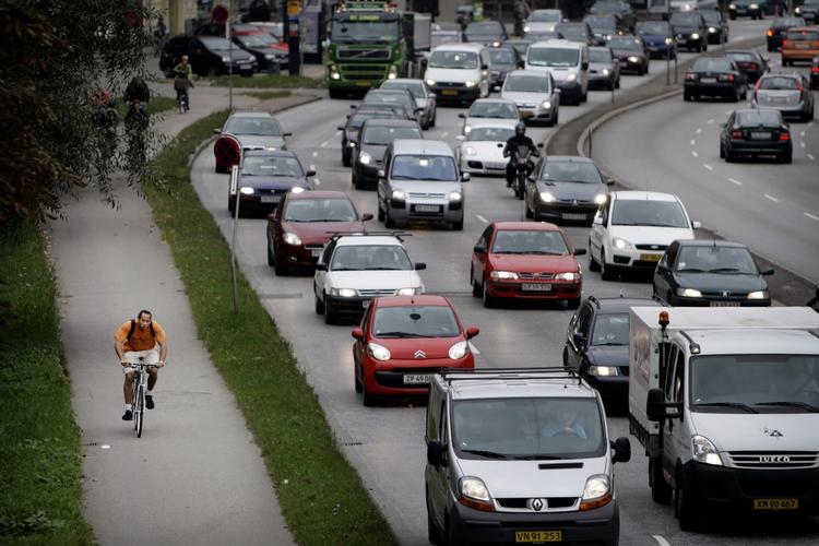 CYKELRUTER. Skal flere danskere tage cyklen til og fra arbejde og uddannelse, så skal cykelinfrastrukturen over kommunegrænserne i fokus, mener cyklistforbundet. 