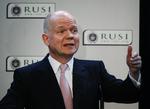 EU. Det skal være nemmere for de enkelte medlemslande at sige nej til EU-love, sagde William Hague under et besøg i Berlin. 