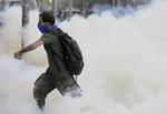Kamp. Politi og demonstranter støder sammen i voldsomme kampe i Istanbul. 