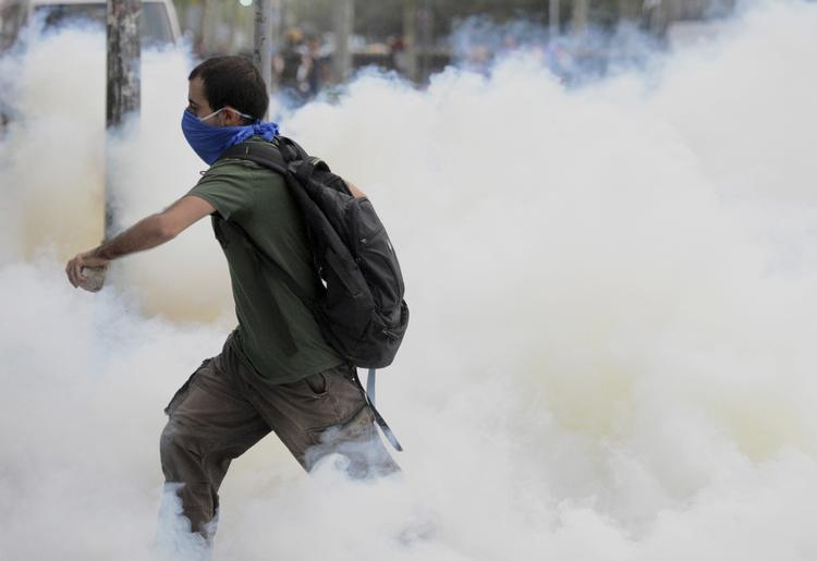 Kamp. Politi og demonstranter støder sammen i voldsomme kampe i Istanbul. 
