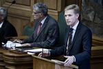 Nærstuderet. Folketingets formand, Mogens Lykketoft (til venstre), skal granske en annonce fra Kristian Thulesen Dahl (til højre). 