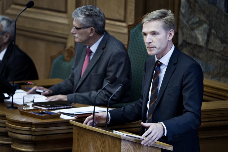 Nærstuderet. Folketingets formand, Mogens Lykketoft (til venstre), skal granske en annonce fra Kristian Thulesen Dahl (til højre). 
