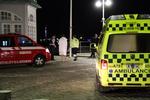 Hjælp. En ung mand har fået et varmt håndklæde omkring sig, efter at han er kommet sikkert i land igen. 