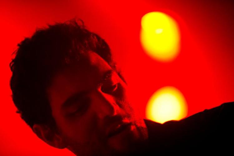 Glødende. Amerikanske Daughn Gibson gav en sær, men dragende koncert i Pumpehuset i København under dette års Distortion. 