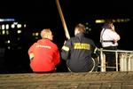 Hvile. En livredder og en brandmand får sig en sludder efter de to redningsaktioner i havnen. 