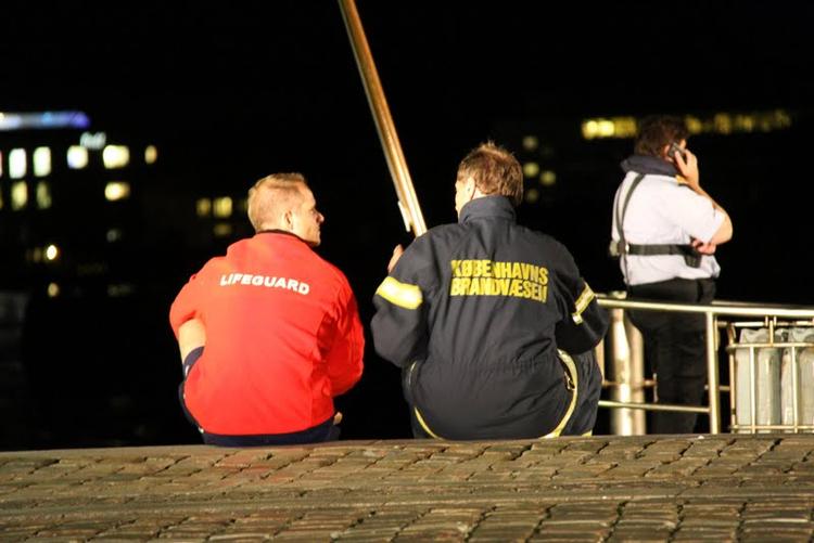 Hvile. En livredder og en brandmand får sig en sludder efter de to redningsaktioner i havnen. 