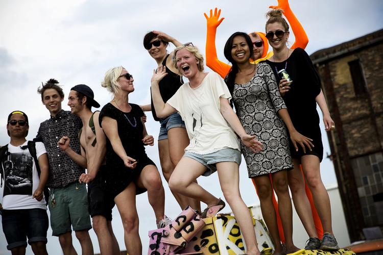 Feststemning. Københavnerne er vilde med gadefestivalen Distortion. Men kun få vil betale penge for at deltage. 