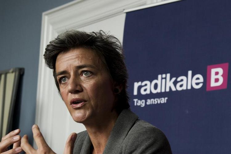Presset. Margrethe Vestager (R) er i den forløbne uge oplevet kritik fra hendes bagland, der ønsker at halvere genoptjeningskravet til dagpenge. 