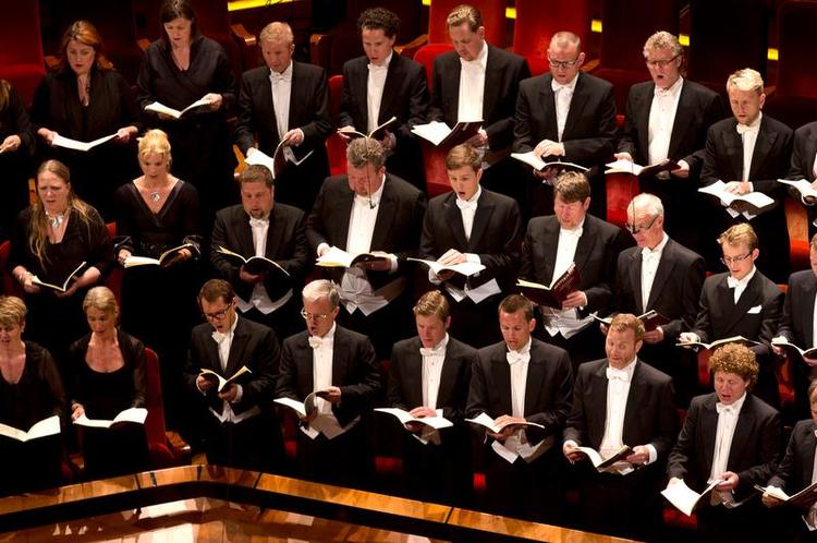 Broderskab. Koncertkoret sang 'Ode an die Freude' med fuld styrke og fuldstændig enhed. 