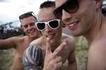 Solrigt. Et par unge mænd hygger sig til gadefestivalen Distortion. De behøver ikke at finde overtøjet frem foreløbigt. 