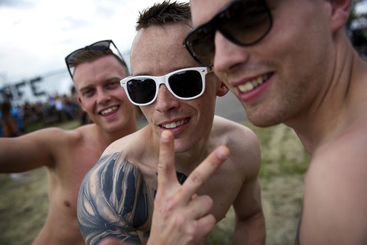 Solrigt. Et par unge mænd hygger sig til gadefestivalen Distortion. De behøver ikke at finde overtøjet frem foreløbigt. 