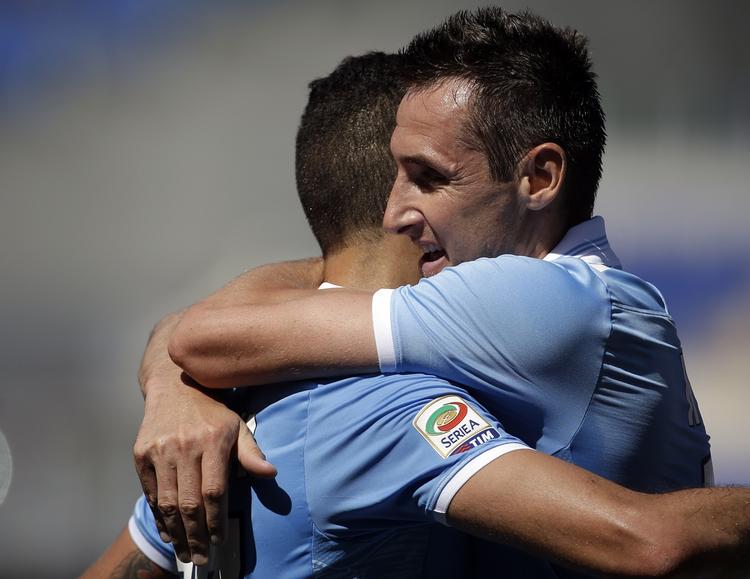 scoringsrekord. Veteranen Miroslav Klose (th) hælder fortsat mål ind for Lazio og på det tyske landshold. 