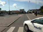 Afspærring. Hvad der ligner en gammel granat, er fundet på bunden af søen ved Dronning Louises Bro. Forsvarets ammunitionsryddere undersøger nu genstanden. 