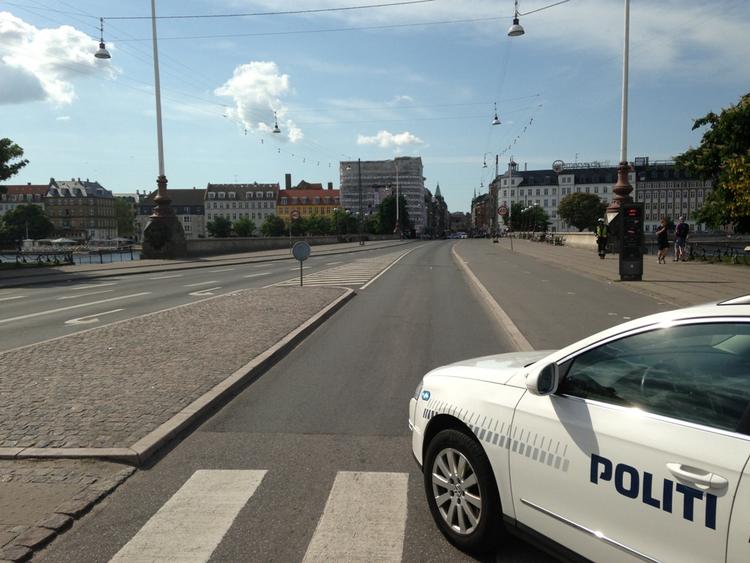 Afspærring. Hvad der ligner en gammel granat, er fundet på bunden af søen ved Dronning Louises Bro. Forsvarets ammunitionsryddere undersøger nu genstanden. 