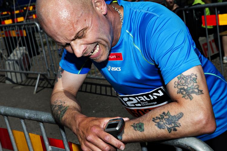 HOT. 12 timers løb i træk. Det var hårdt for løberne ved 12RUN på Holmen i dag. 