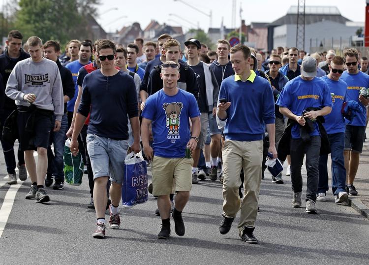 trofaste. Brøndby-fans på vej til udekampen mod Horsens, hvor Brøndby reddede tilværelsen i Superligaen. 