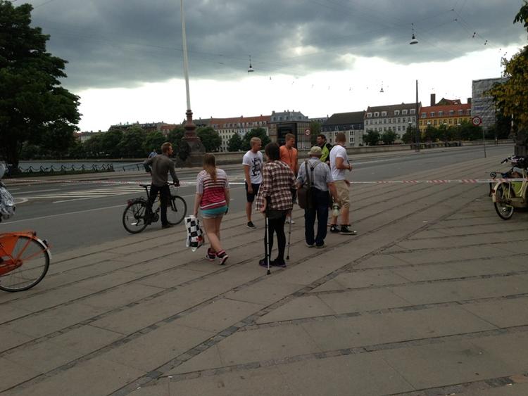 Afspærring. I over to timer kunne københavnerne ikke komme over den centrale Dronning Louises Bro, som forbinder Nørrebrogade med ndre By. 