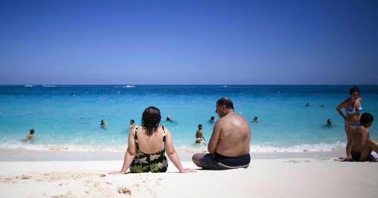strandliv. Ingen hujen, hylen eller sandslotte. Et hotel i Caribien har valgt at forbyde adgang for børn på deres private strand. 