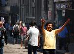 Folkeprotester. Demonstranter protesterer mod landets premiereminister og manglende demokrati i Istanbul. Politiet er massivt til stede og bruger vandkanoner og tåregas. 