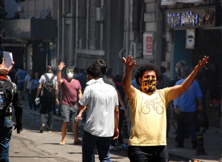 Folkeprotester. Demonstranter protesterer mod landets premiereminister og manglende demokrati i Istanbul. Politiet er massivt til stede og bruger vandkanoner og tåregas. 