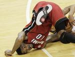 Nedtur. Miamis Udonis Haslem er røget en tur på gulvet i kampen mod Indiana Pacers. 