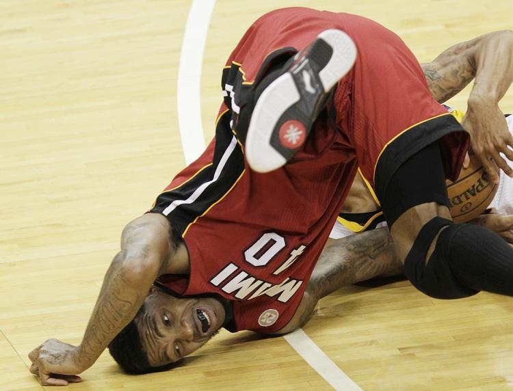 Nedtur. Miamis Udonis Haslem er røget en tur på gulvet i kampen mod Indiana Pacers. 