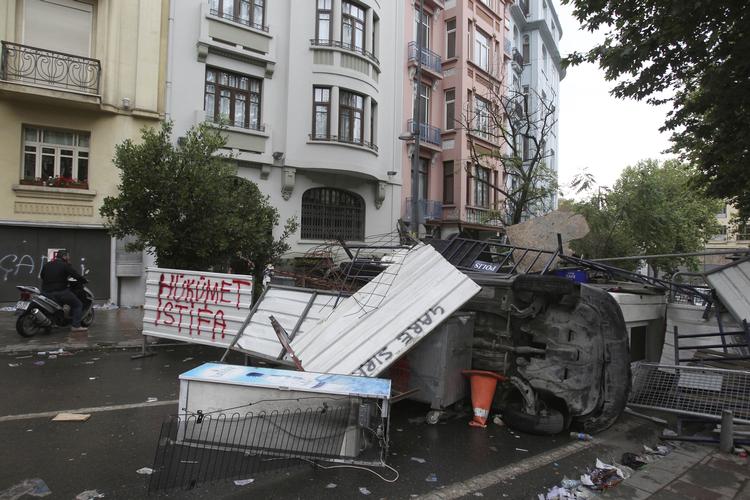 Uro. »Regeringen skal gå af«, står der på den intermistiske barrikade nær Taskim-pladsen i Istanbul. 