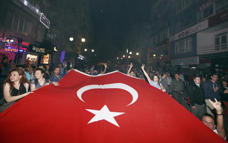 Protest. Tyrkere demonstrerer tidligt søndag i Ankara. 