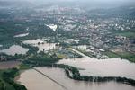 Regn. Flere er døde efter massivt regnfald i det centrale Europa. Her et luftfoto over Jenai i det østlige Tyskland. 