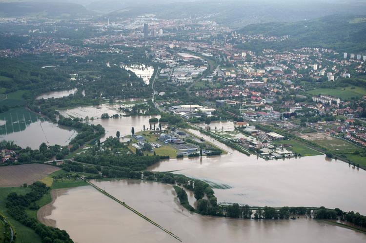 Regn. Flere er døde efter massivt regnfald i det centrale Europa. Her et luftfoto over Jenai i det østlige Tyskland. 