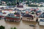 Dele af Passau i Tyskland er allerede oversvømmede. Byen er i undtagelsestilstand og den tyske hær er sat ind for at forsøge at bygge dæmninger. 