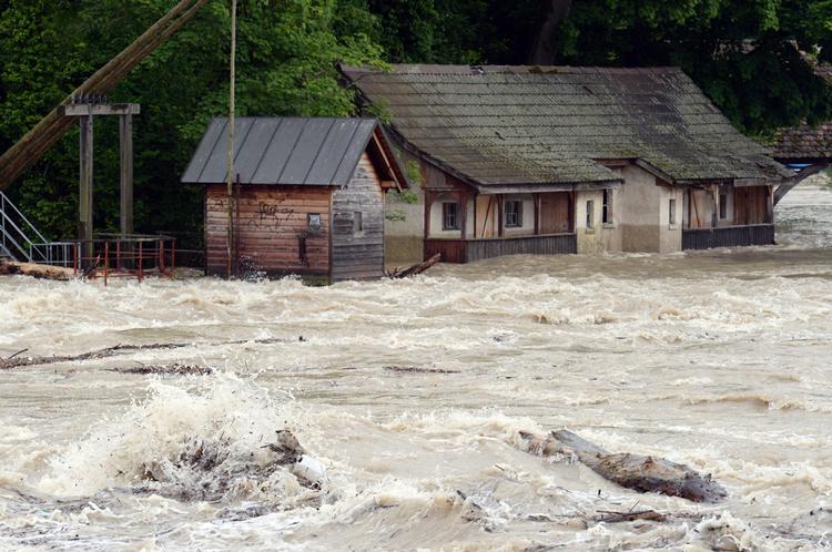 Bygninger langs Rheinfelden i Sydtyskland er oversvømmede. 