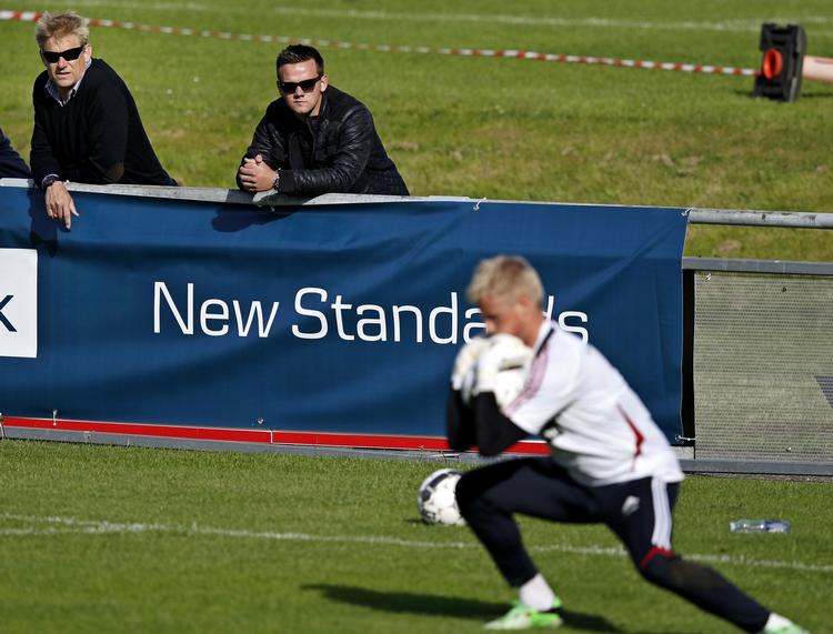 SIDELINJEN. Mens Kasper Schmiechel træner med det danske fodboldlandshold, følger Peter Schmeichel med fra sidelinjen. 