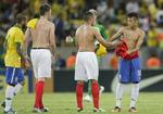 SOUVENIR. Ud over en scoring fik Alex Oxlade-Chamberlain også Neymars spilletrøje med hjem fra Maracana. 
