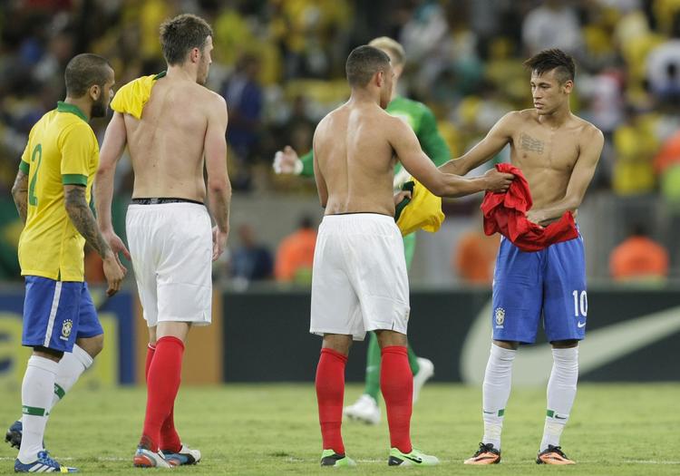 SOUVENIR. Ud over en scoring fik Alex Oxlade-Chamberlain også Neymars spilletrøje med hjem fra Maracana. 