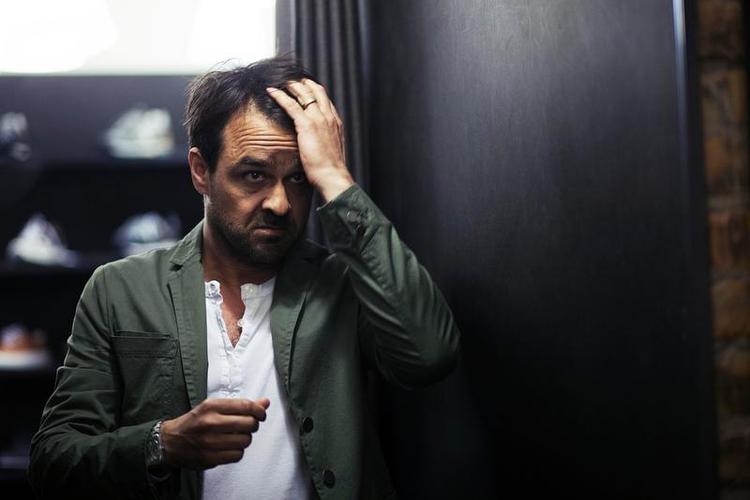 Byrde. Skuespilleren Hassan Preisler skriver medrivende om den splittede identitet. 