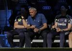 klub-skifte. Jose Mourinho (midt) endte i en blitzregn, der afbrød kampen, da han var træner for Real Madrid for sidste gang i opgøret mod Osasuna. 