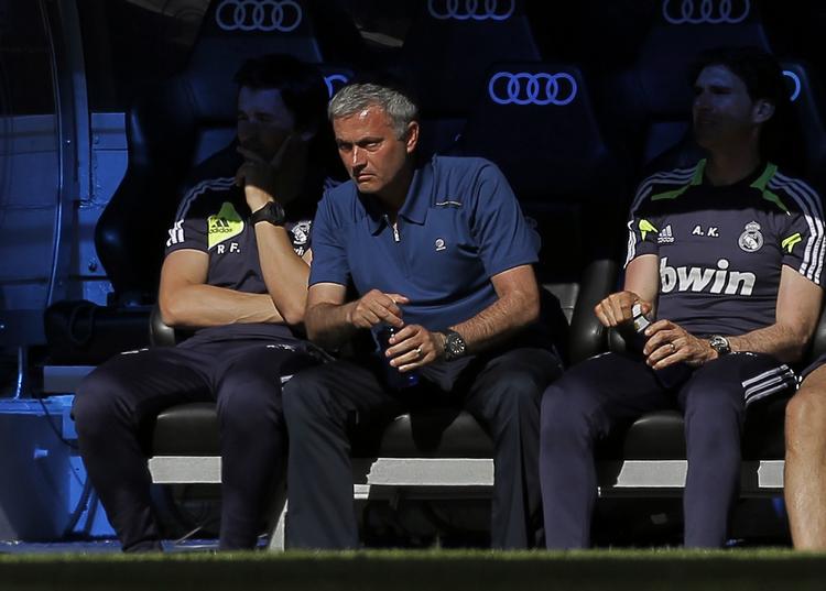 klub-skifte. Jose Mourinho (midt) endte i en blitzregn, der afbrød kampen, da han var træner for Real Madrid for sidste gang i opgøret mod Osasuna. 