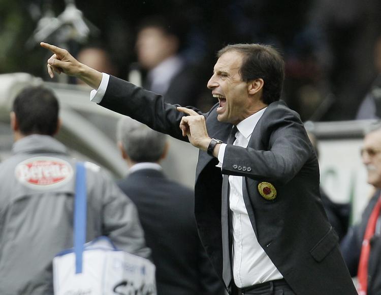 fortsætter. Massimiliano Allegri lænede sig op ad en fyrseddel i Milan, men fortsætter som træner i klubben. 