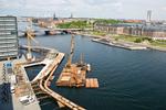 Havneliv. Overfor det populære havnebad på Islands Brygge tager den nye promenade Kalvebod Bølge form. 