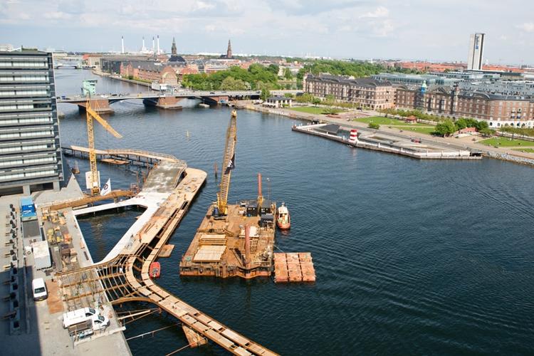 Havneliv. Overfor det populære havnebad på Islands Brygge tager den nye promenade Kalvebod Bølge form. 