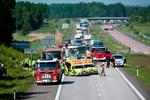Hurtig. Helt ude til i venstre side af billedet ses tankbilen, der nåede at køre af vejen inden den bankede op i to busser. 