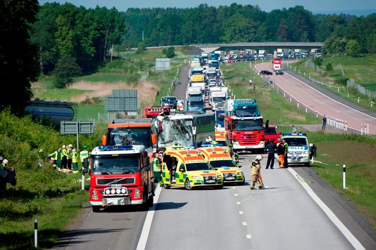 Hurtig. Helt ude til i venstre side af billedet ses tankbilen, der nåede at køre af vejen inden den bankede op i to busser. 