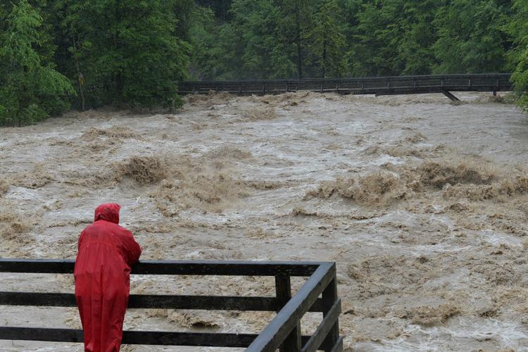 FOSSEN. Sædvanligvis er Salachfloden i Østrig et stille vand, men de ekstreme nedbørsmængder har fået den til at vise tænder. 