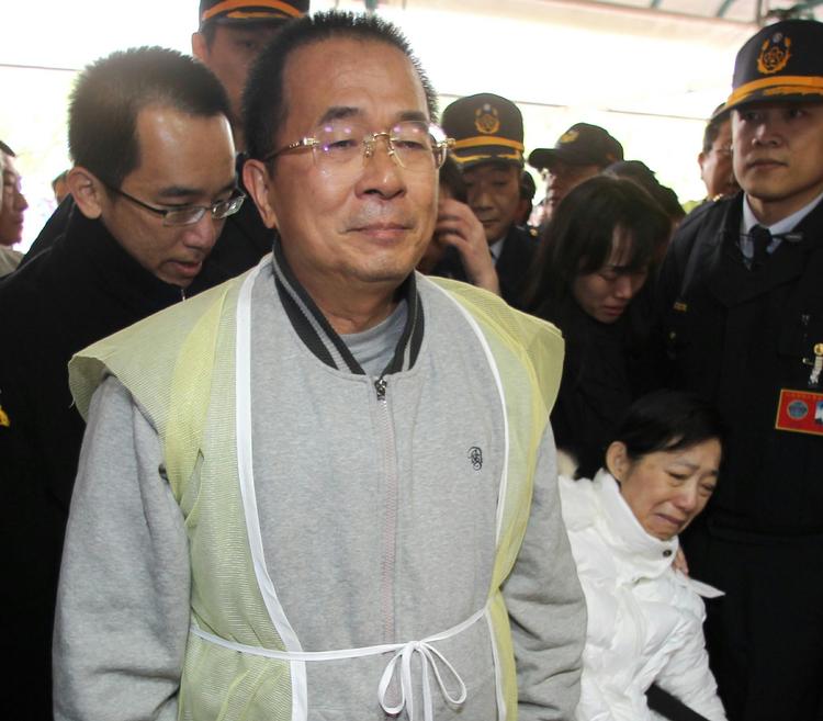 Fængslet. En vagt har forhindret Taiwans tidligere præsident Chen Shui-bian i at begå selvmord . 